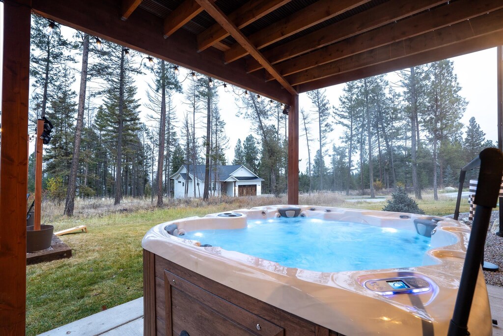 Soak in the warmth of the hot tub while taking in stunning views—pure bliss for both body and soul. 