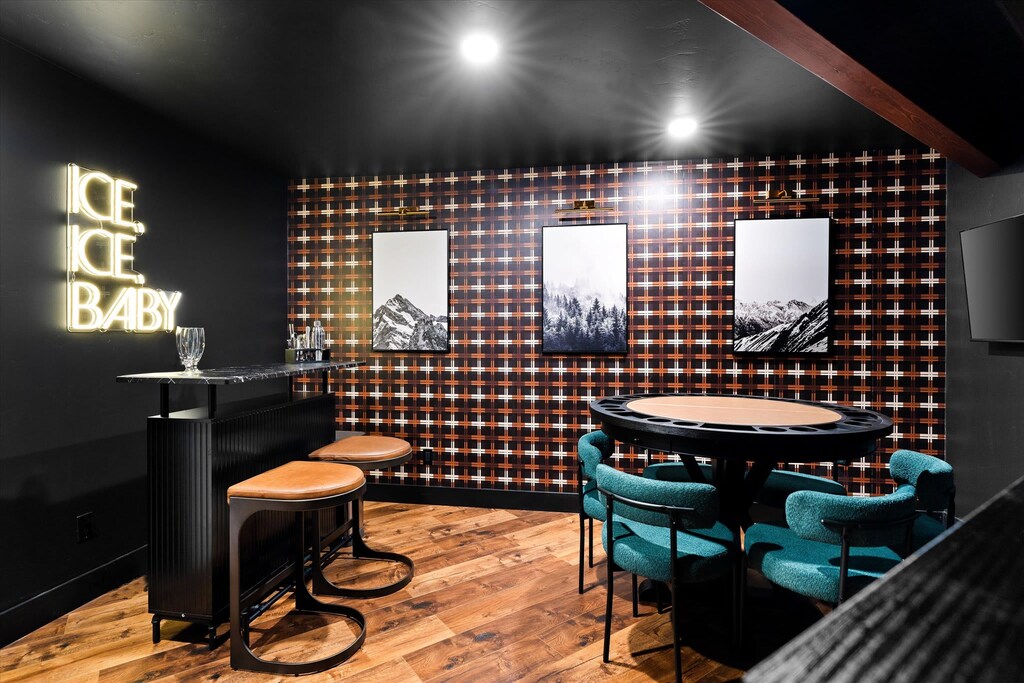 Step into the Roaring Twenties with your very own private speakeasy, featuring a poker table and vintage décor—ideal for unforgettable nights.