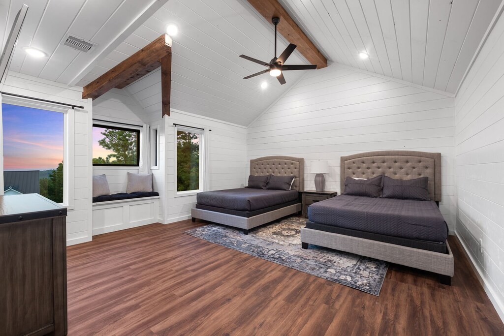 2 queen beds upstairs