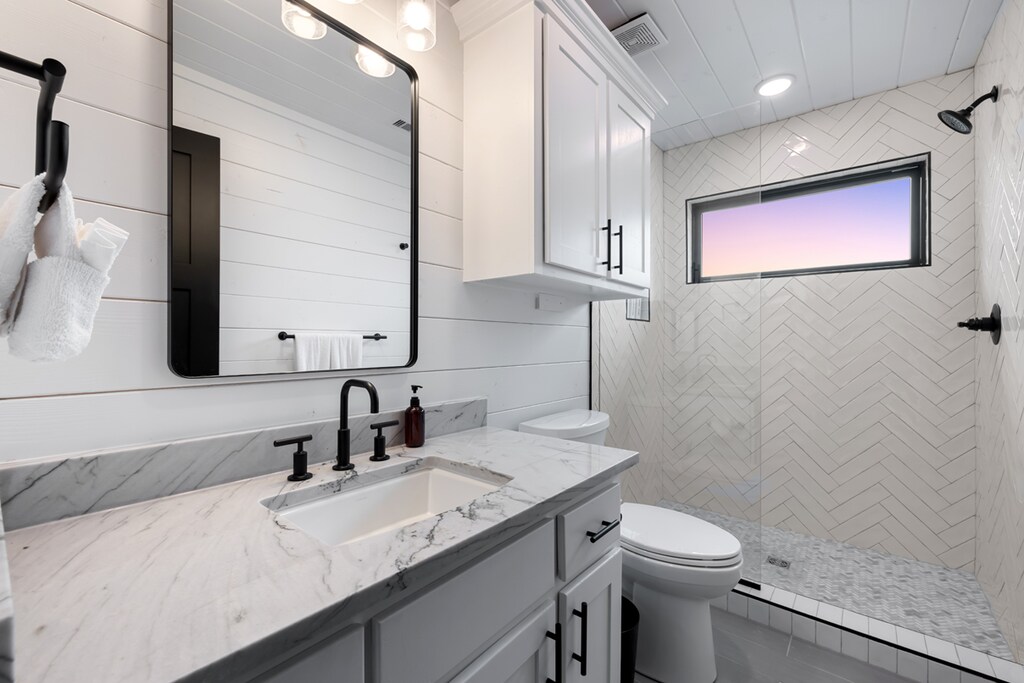 Ensuite bath to queen bedroom upstairs