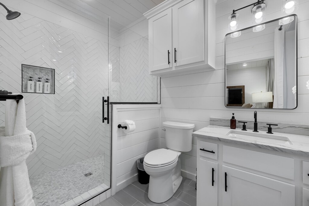 Ensuite bath downstairs