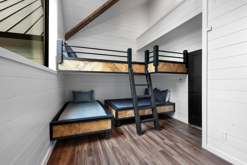 Upstairs bunk room: 2 full beds & 2 twin beds (sleeps 6 more)