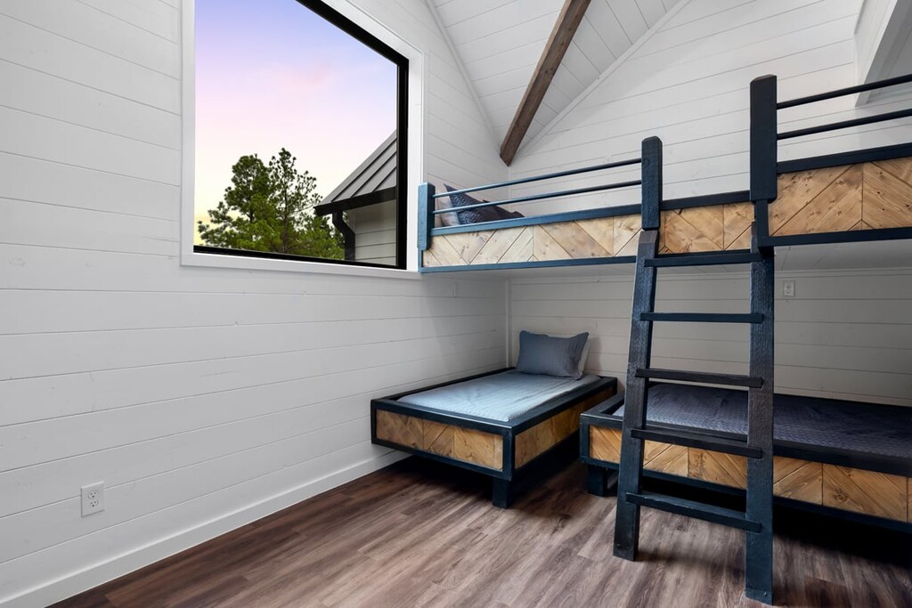 2 full beds & 2 twin beds (sleeps 6 more)