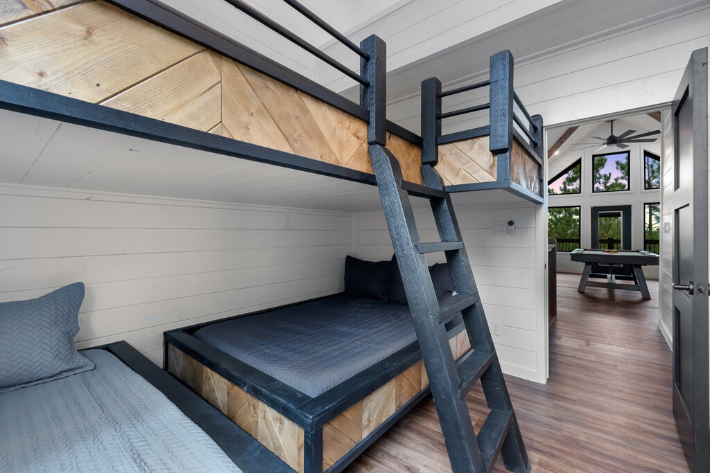 2 full beds & 2 twin beds (sleeps 6 more)