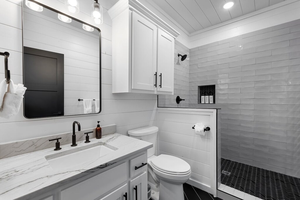 Ensuite bunk room bath