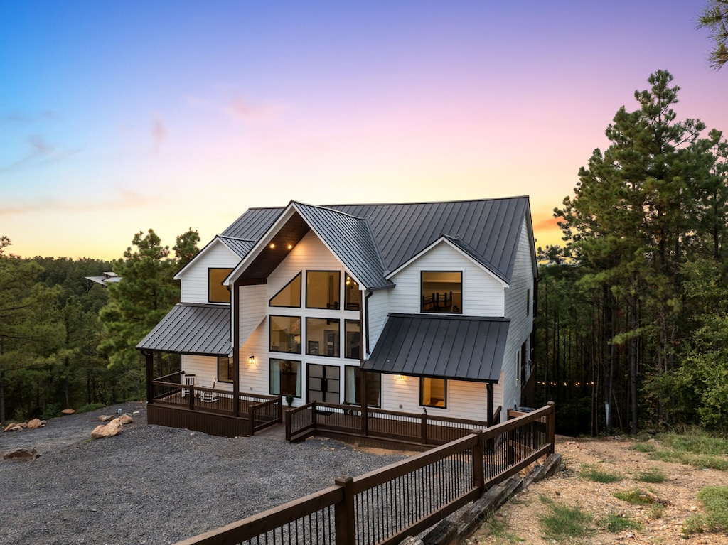 Drive up to cabin, steep driveway FYI