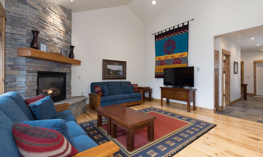 Alpenglow 22B living3