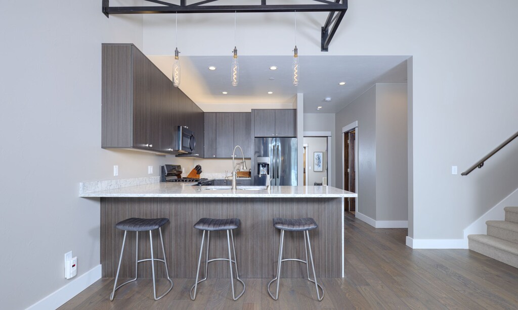 Alpenglow 23B Kitchen, 1