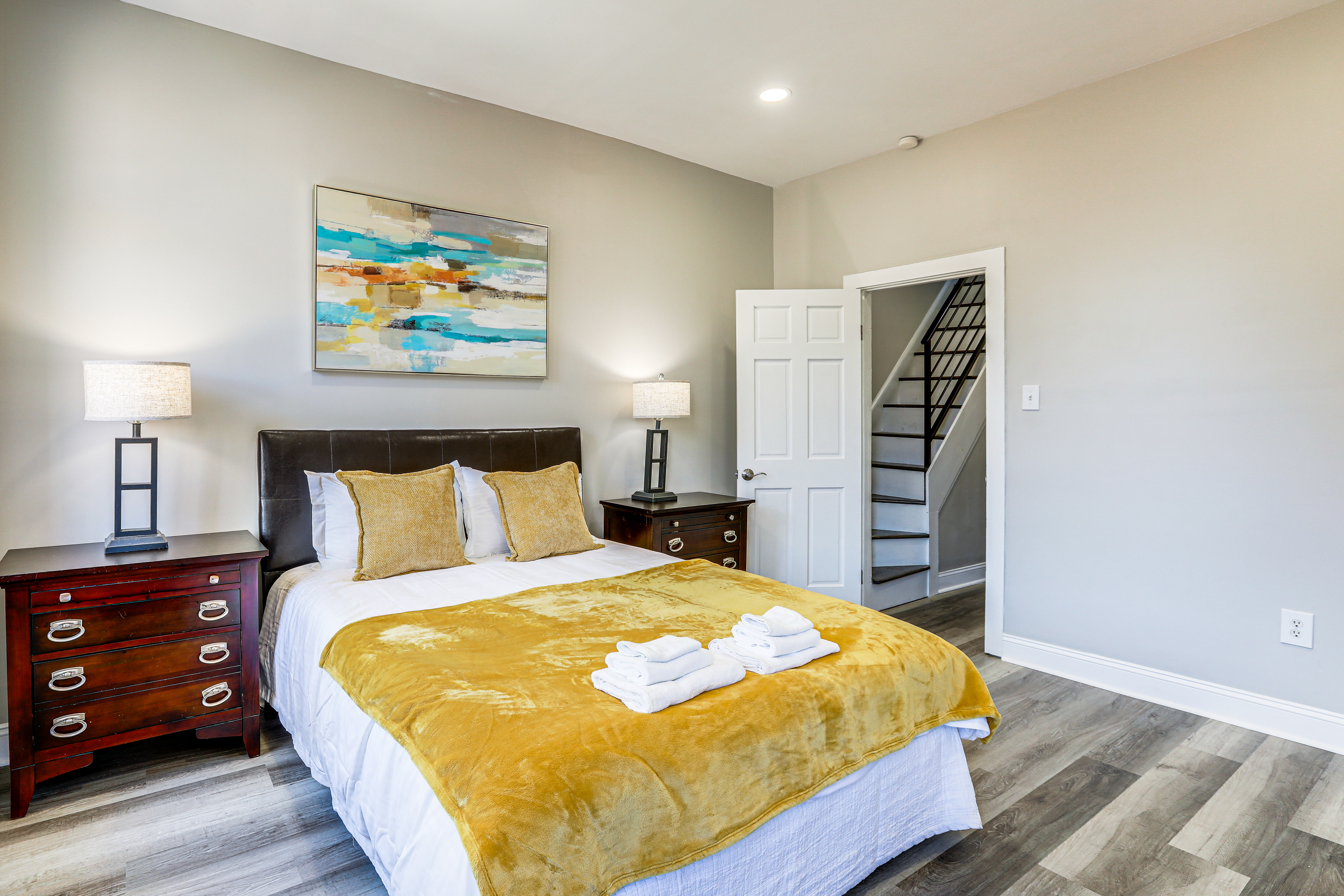 Stylish, Walkable Rowhouse Near Art Museums & Zoo!