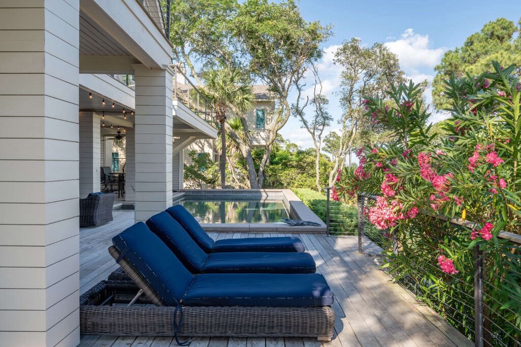 Entry Middle Level - Sun Deck