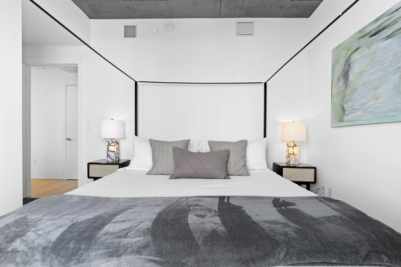 Best Amenities Pool/Htub/Gym/Pking Downtown Views!