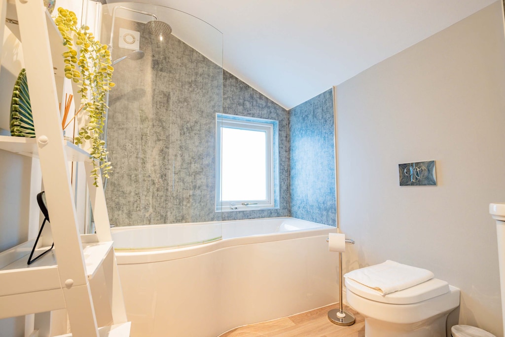 Gillam House, Worcester - Host & Stay