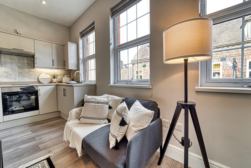 Taylor Apartment, Worcester - Host & Stay