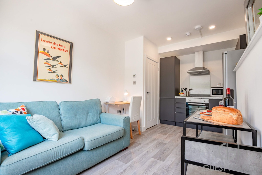 Croydon Road Dwelling, Caterham - Host & Stay