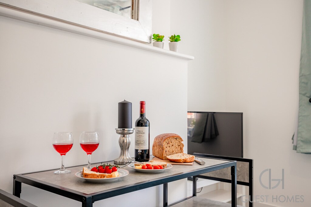 Croydon Road Dwelling, Caterham - Host & Stay