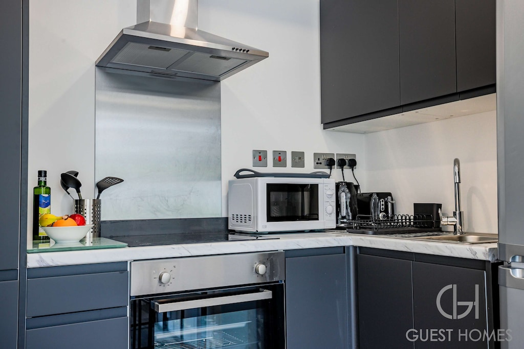 Croydon Road Dwelling, Caterham - Host & Stay