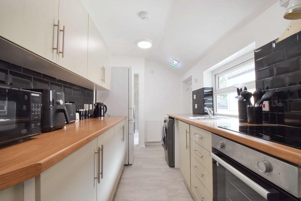 Church Drive, Mansfield - Host & Stay