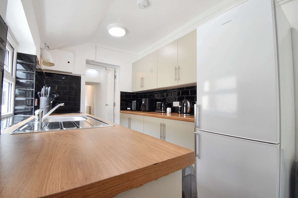 Church Drive, Mansfield - Host & Stay