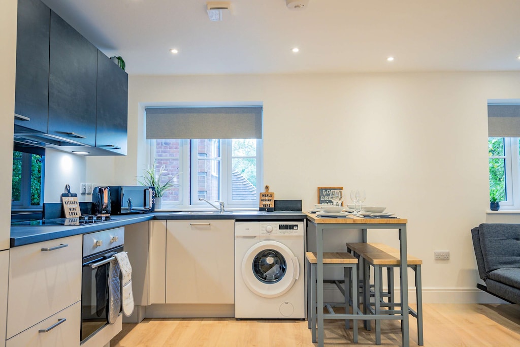 Sedlescombe Apartment, Rugby - Host & Stay