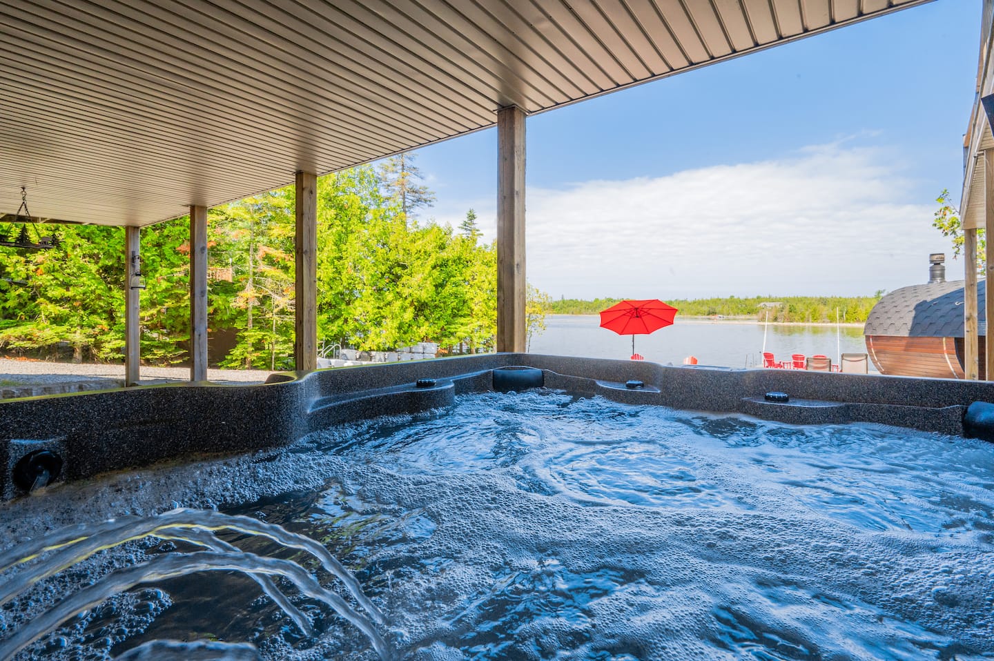 Waterfront w/ sauna, hot tub & boat slip