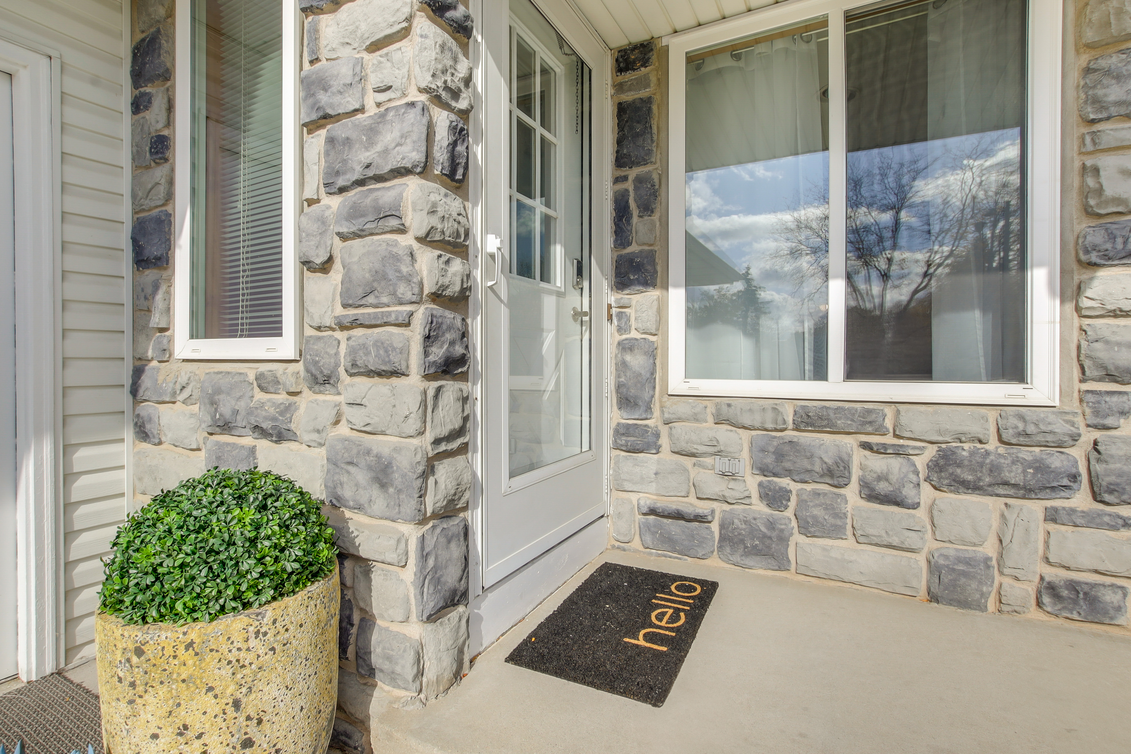 6 Mi to Lambeau Field: 'Whimsy Wisconsin' Duplex