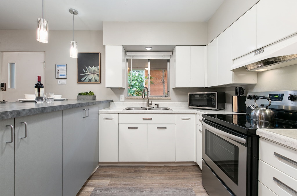 220 Peterson St. (Unit 6) | Kitchen and Dining Area