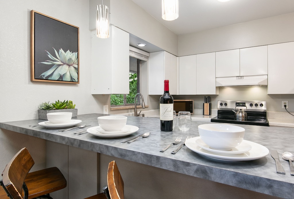 220 Peterson St. (Unit 6) | Kitchen and Dining Area