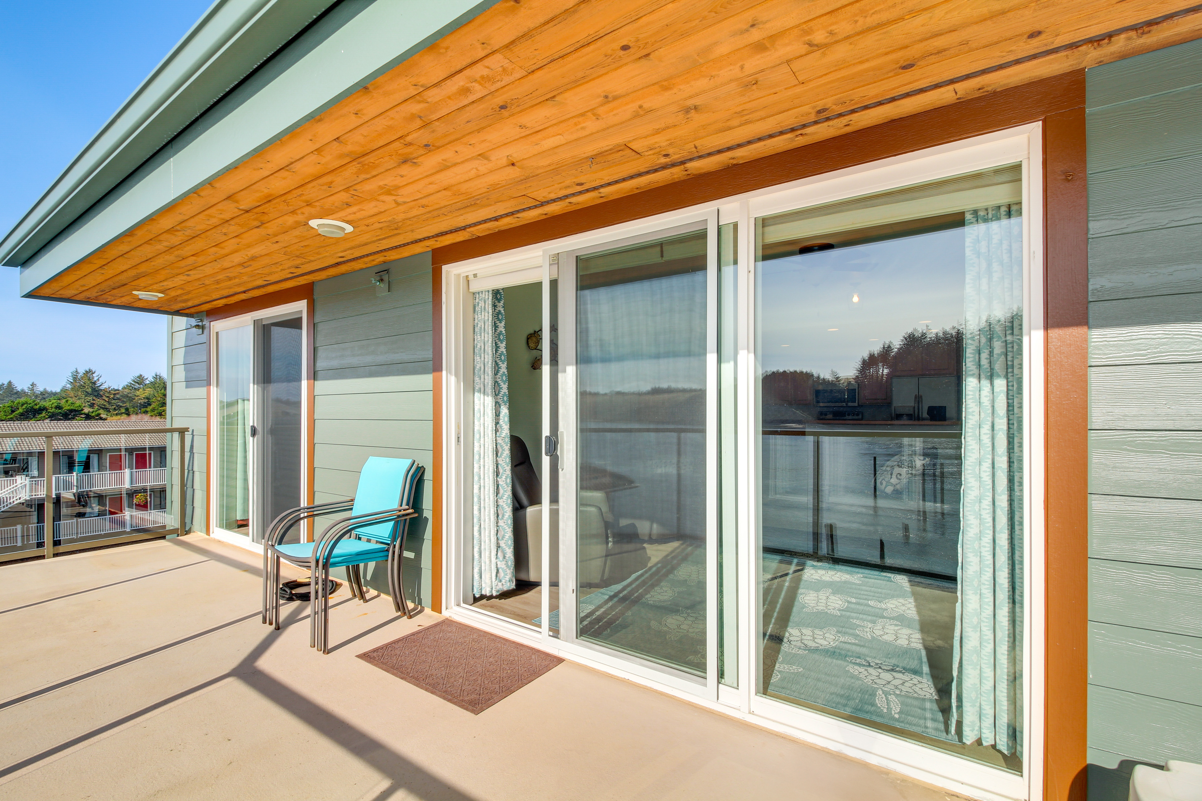 Riverfront Apt in Old Town Florence!