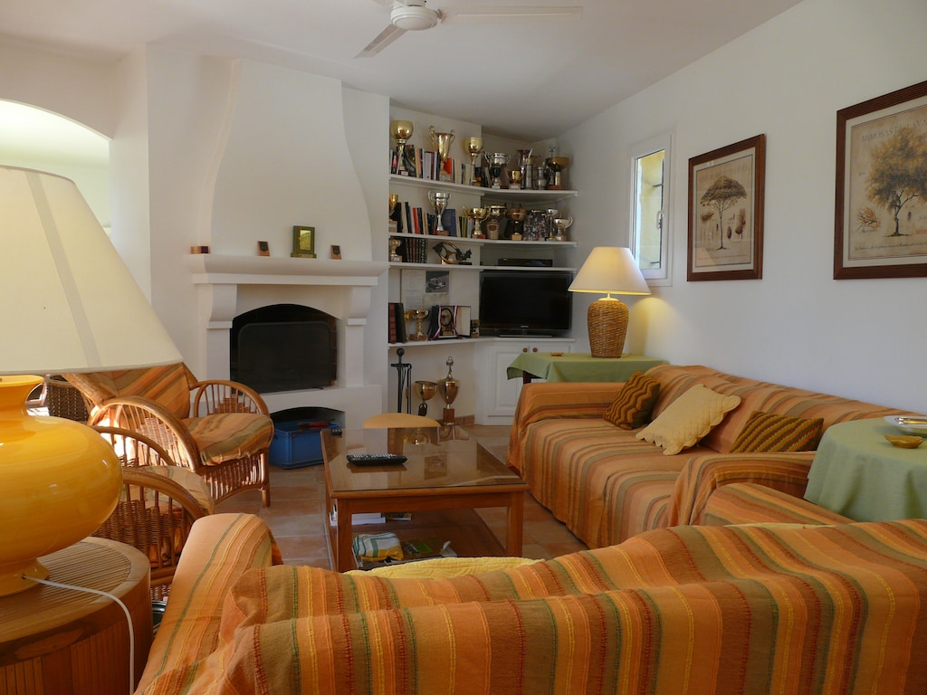 Holiday rental MOURIES Alpilles Provence house to rent with all comforts spacious living-room for 10 people Book online with Plaisirs & Maisons de Provence