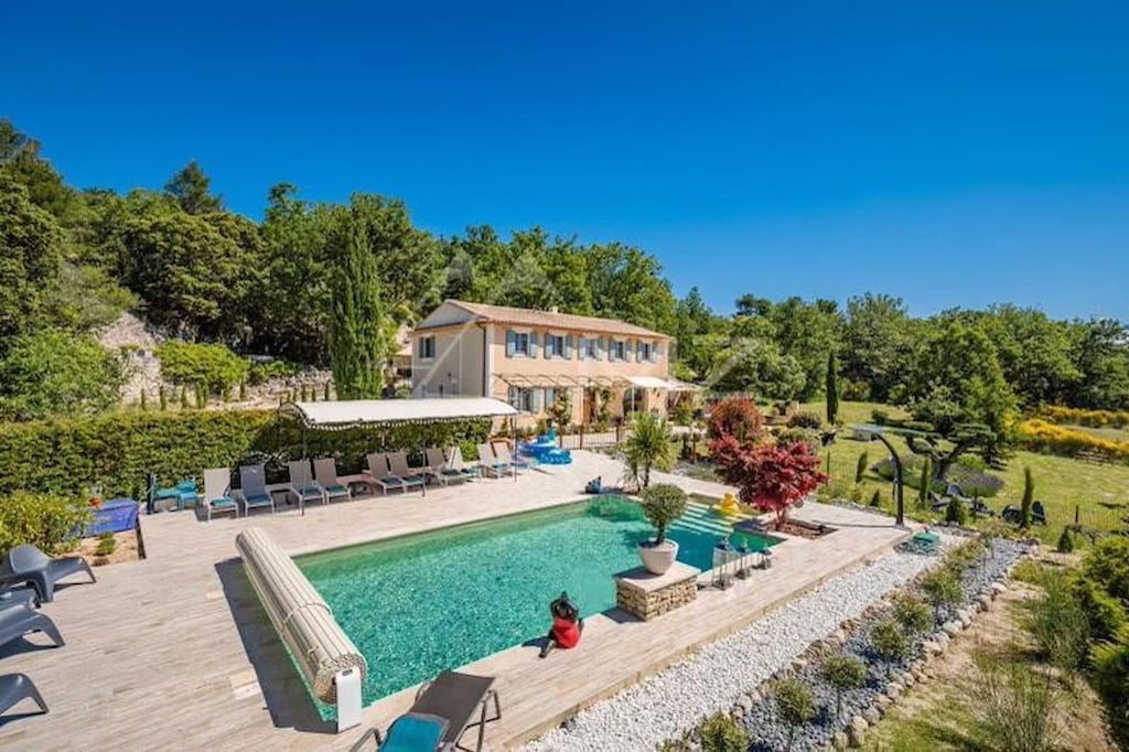 MURS vacation rental, prestigious estate to rent with all comfort, swimming pool for 10 people. Online reservation with Plaisirs & Maisons de Provence
