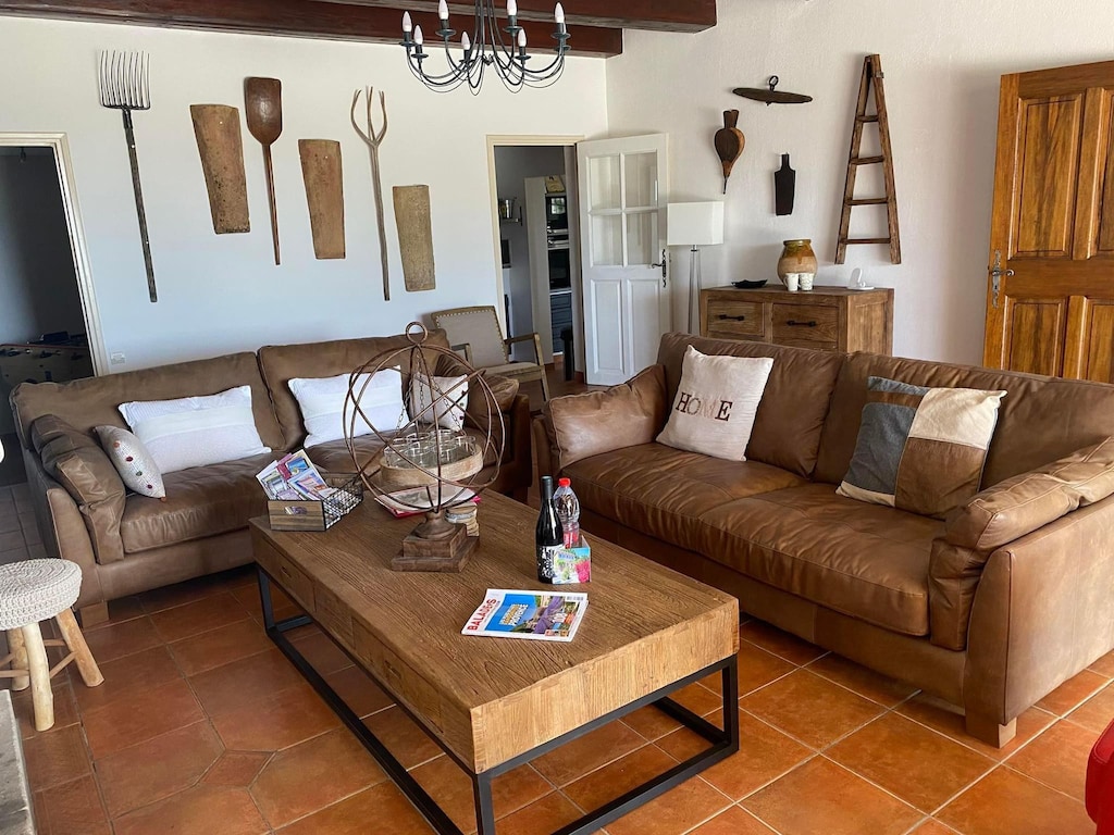 MURS vacation rental, prestigious owner to rent comfortable living room for 10 people. Online reservation with Plaisirs & Maisons de Provence
