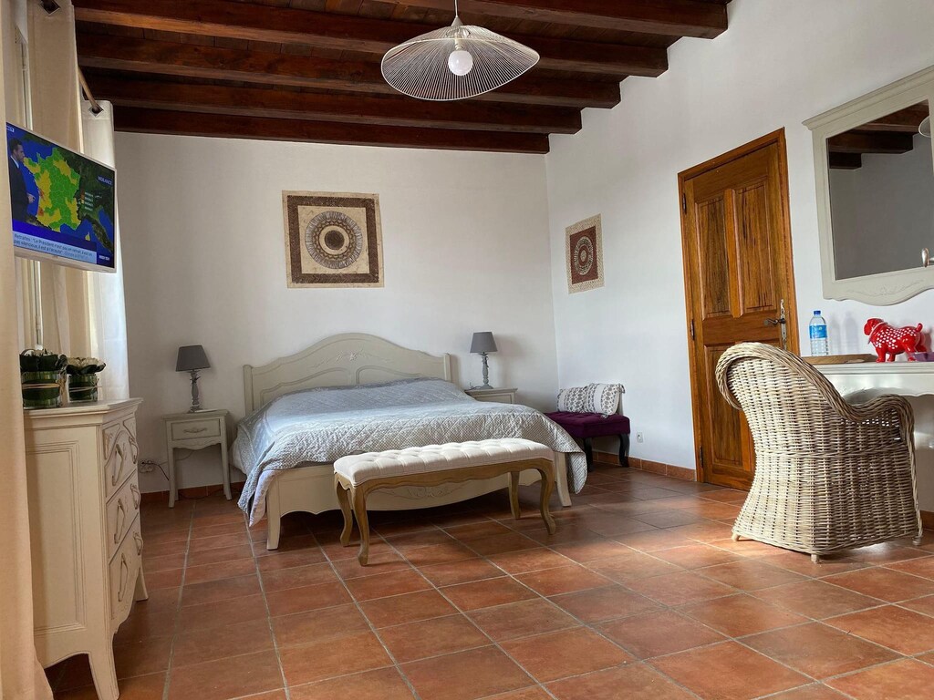 MURS vacation rental, prestigious owner to rent with all comfort, 5 bedrooms for 10 people. Online reservation with Plaisirs & Maisons de Provence
