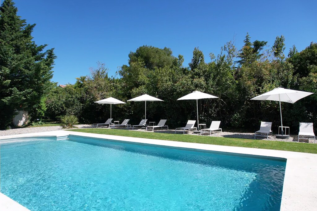 Holiday rental LAGNES Luberon Provence, farmhouse for rent with all comfort private pool for 8 people. Online reservation with Plaisirs & Maisons de Provence
