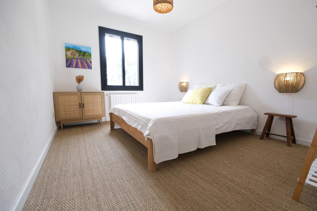 LAGNES Luberon Provence vacation rental, comfortable farmhouse for rent for 4 bedrooms 8 people. Online reservation with Plaisirs & Maisons de Provence
