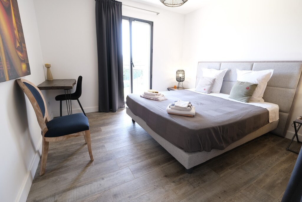 Holiday rentals SAINT-RÉMY-DE-PROVENCE, Alpilles Luxury villa for rent with all comfort,5 bedrooms for 10 people. Online reservation with Plaisirs & Maisons de Provence
