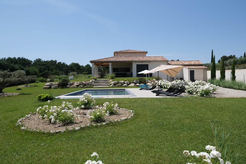 Holiday rentals SAINT-RÉMY-DE-PROVENCE, Alpilles Luxury villa for rent with all comfort, large garden for 10 people. Online reservation with Plaisirs & Maisons de Provence

