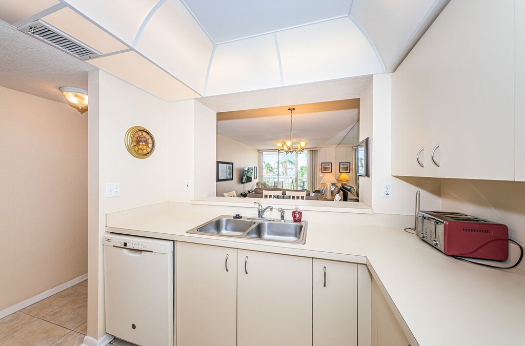 24-web-or-mls-Kitchen 2