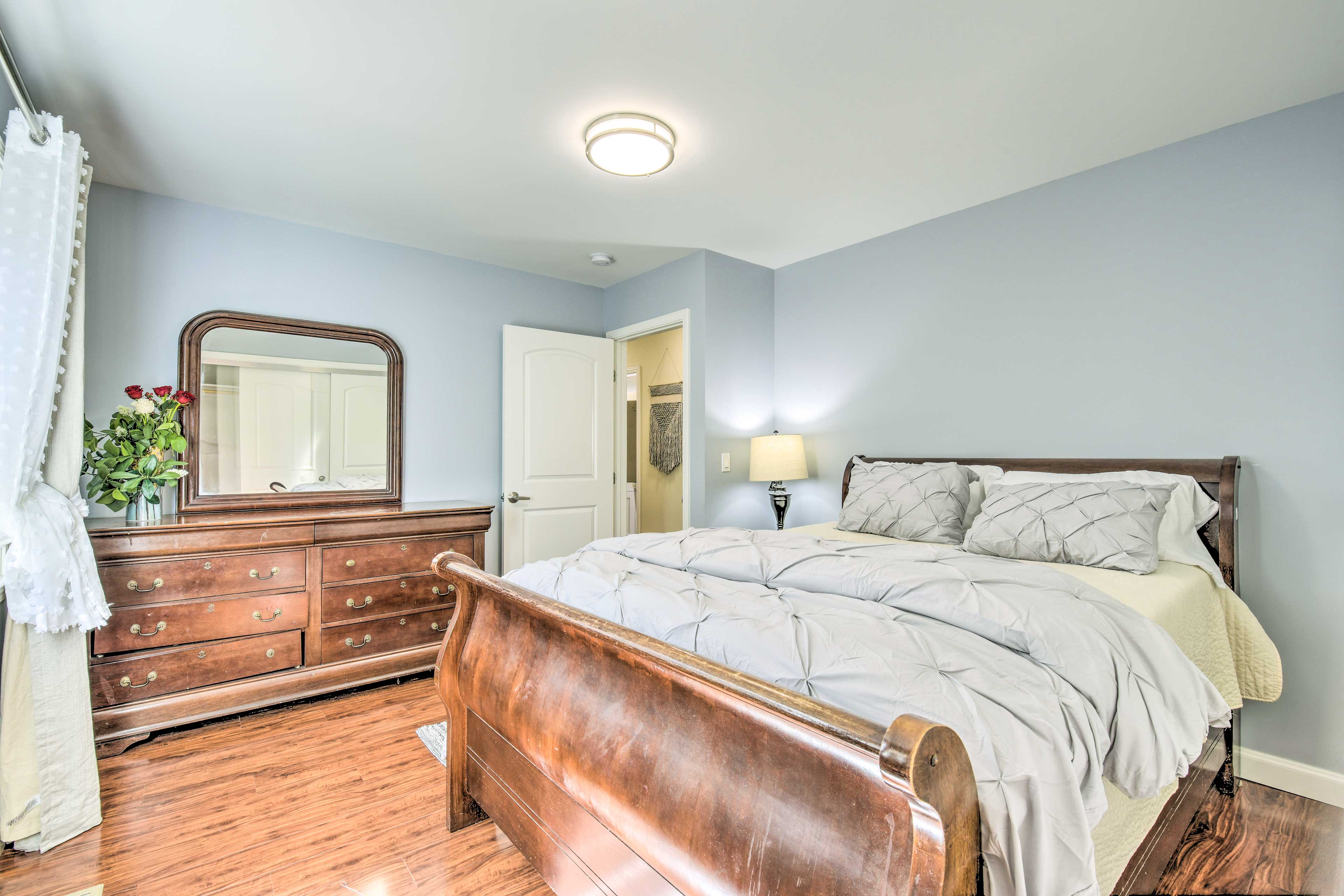 Sunny Oakland Retreat w/ Patio & Cute Garden!