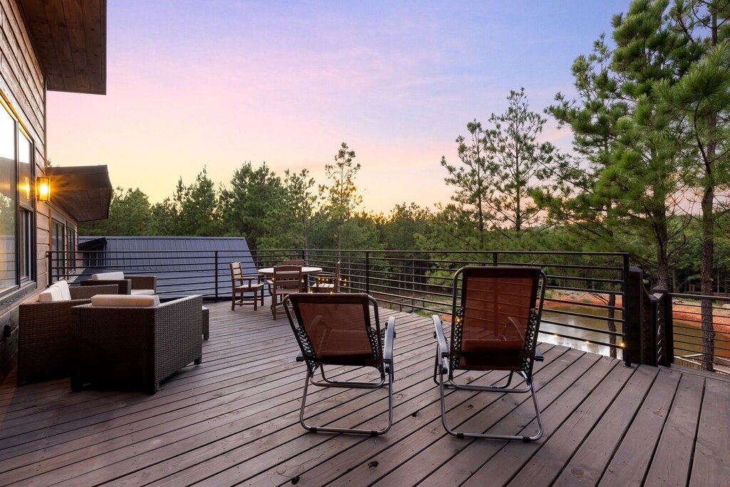 Upstairs outdoor deck