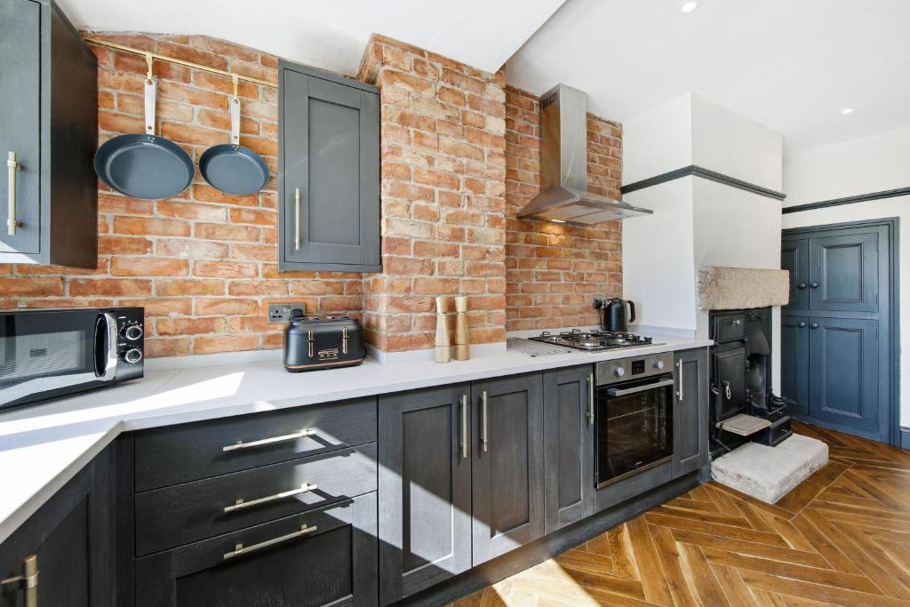 Charnwood Cottage, Matlock - Host & Stay