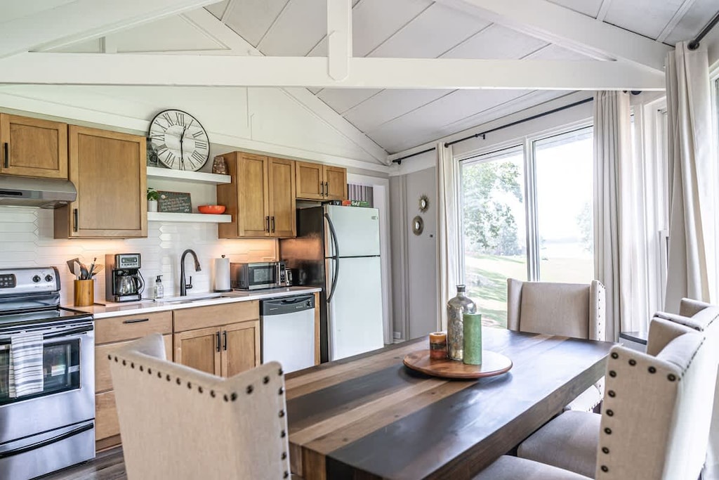 Dining table and fully equipped kitchen