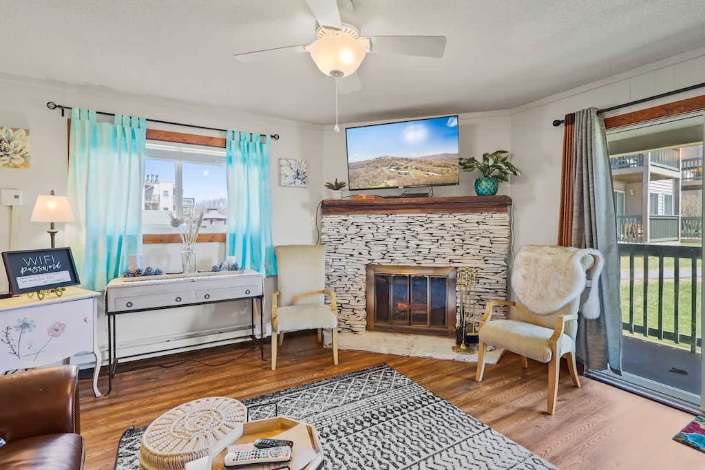 Warm living room – the perfect setting for countless cozy evenings by the fire. 