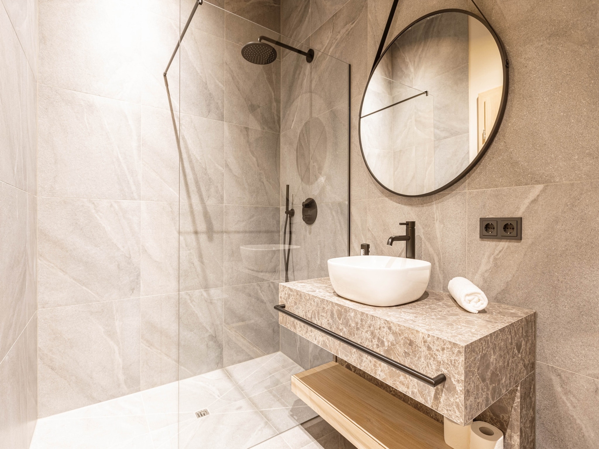 Spacious apartment in Tyrol with terrace (No Deposit)