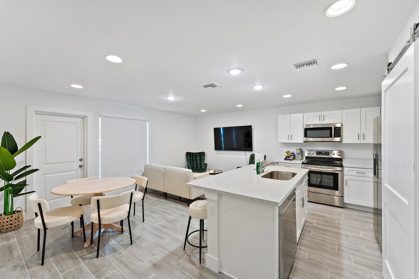 Modern Living: 2-Bedroom,2 Bath Home Downtown WPB