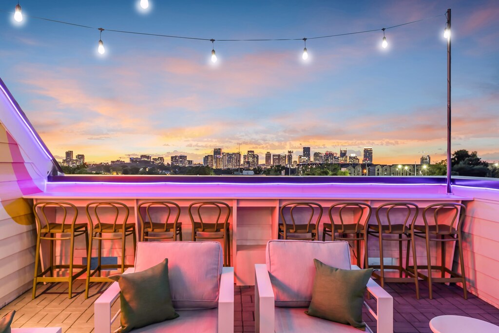 Experience the vibrant skyline from your own rooftop oasis in Nashville! Enjoy stylish seating, breathtaking views, and the perfect backdrop for unforgettable moments. Book now with Misfit Homes and elevate your getaway!