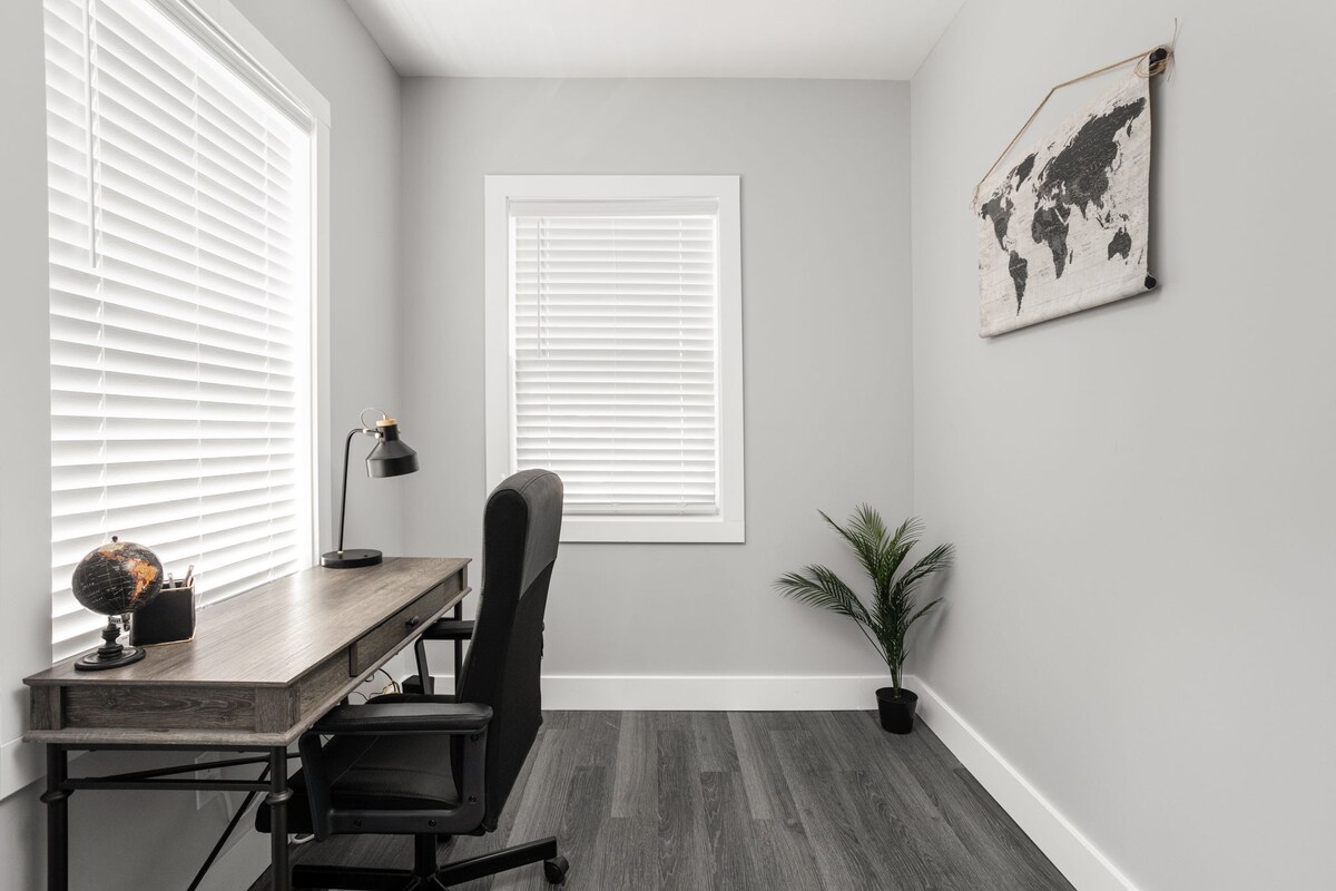 Office: Bright workspace with modern decor, perfect for productivity and creativity!