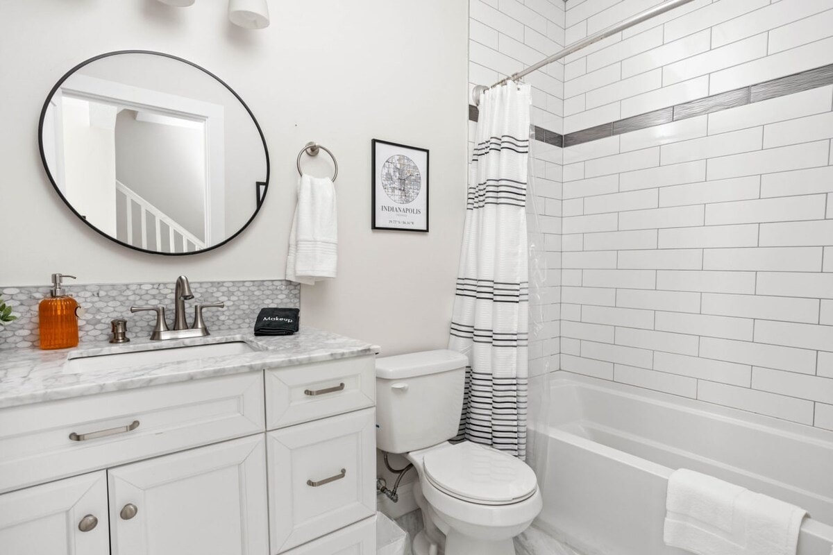 Indulge in our full bathroom, where you'll find fresh laundered towels, a clean mirror, and complimentary shampoo, conditioner, and body wash. Indulge in our full bathroom, where you'll find fresh laundered towels, a clean mirror, and complimentary shampoo, conditioner, and body wash.