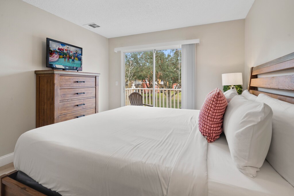 - Serene views in this cozy bedroom with a beautiful king-sized bed & soft pillows - Slide open the glass doors to your private balcony & breathe in the fresh air - Watch your favorite shows on the smart TV or settle in for a peaceful night’s rest