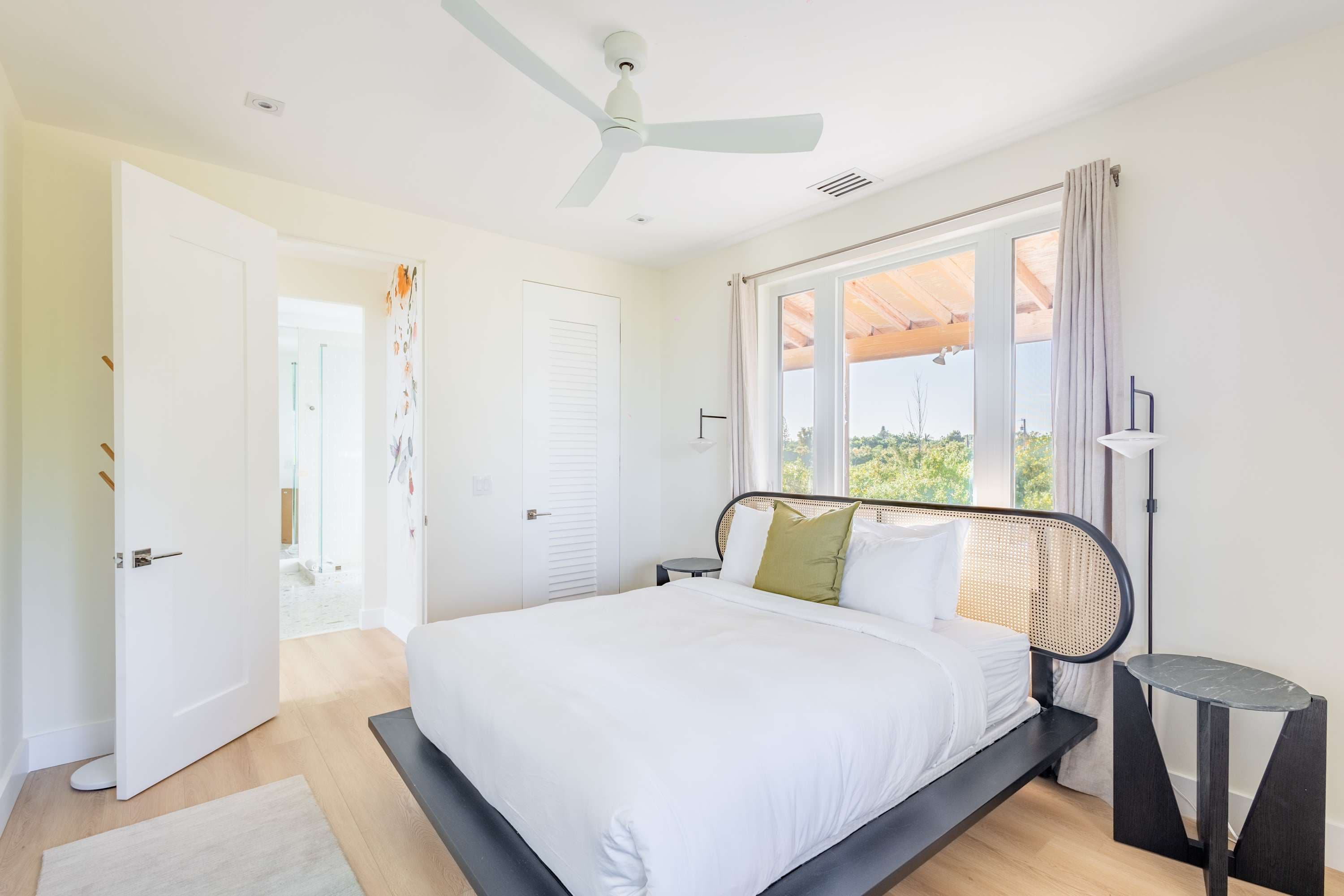 Bedroom 1 - Queen Bed