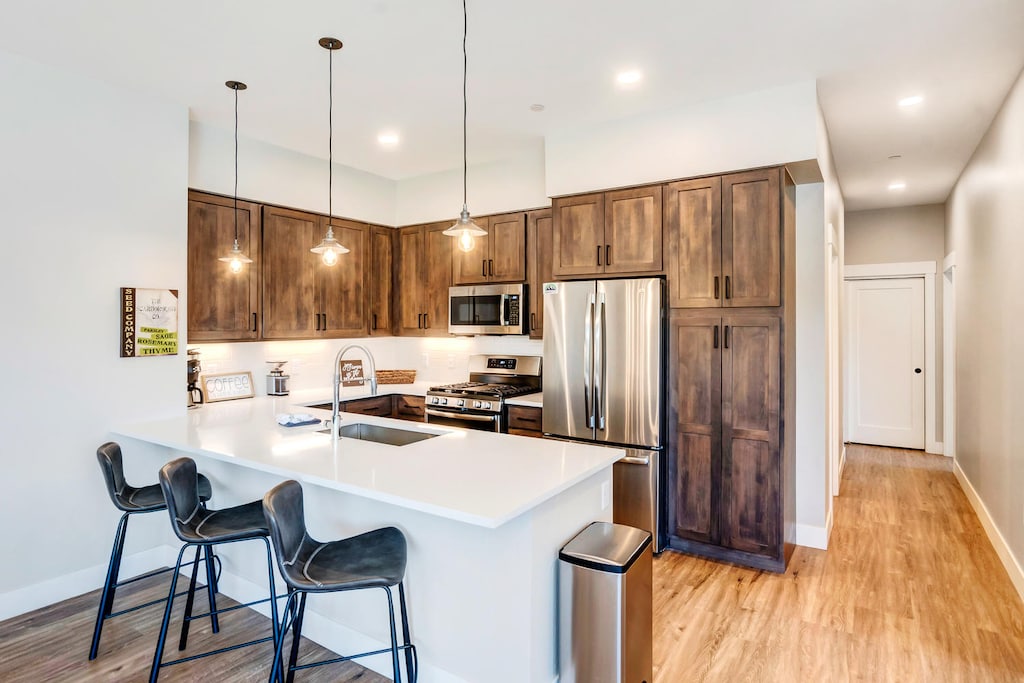 Fully equipped kitchen with large counter bar